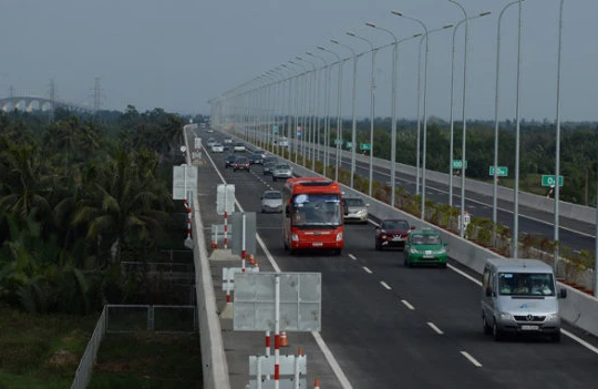 VEC E cho biết trong đó có những xe quá tải trọng 120% so với sổ kiểm định xe và đây là những chiếc xe sẽ gây hư hỏng đường cao tốc.