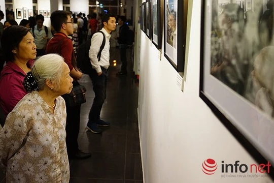 Nhiều người lớn tuổi cũng đến xem triển lãm vào sống lại một thời hào hùng.