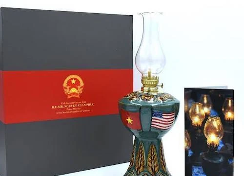 Chiếc đèn độc bản được Thủ tướng Nguyễn Xuân Phúc mang đến Mỹ tặng Tổng thống Donald Trump. Ảnh Vnexpress