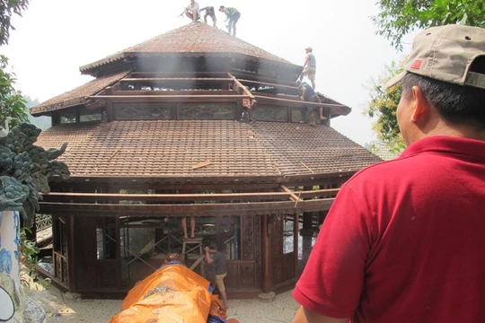 Nhóm thợ mộc vẫn đang gấp rút tháo dỡ căn nhà Bát Gác trong biệt phủ. Ảnh: H.L