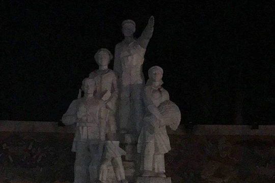 Hình ảnh bức tượng đài chiến thắng ở quảng trường Bắc Kạn bị gãy đổ. Ảnh: Dân trí