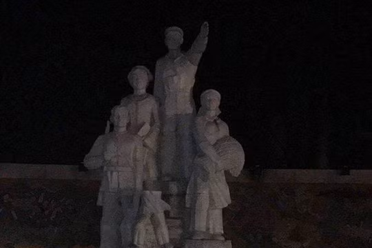 Hình ảnh bức tượng đài chiến thắng ở quảng trường Bắc Kạn bị gãy đổ. Ảnh: Dân trí