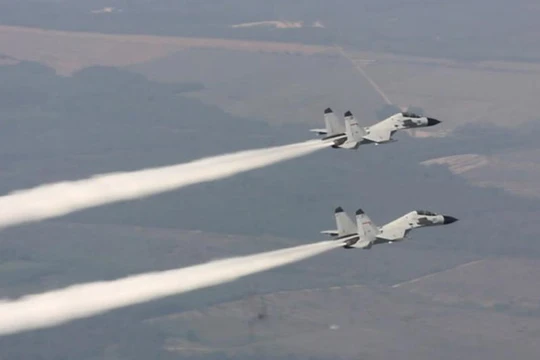 Từ ngày 19 - 21/7/2016, một sư đoàn không quân Hạm đội Nam Hải, Hải quân Trung Quốc tiến hành tập trận bắn đạn thật trên Biển Đông. Ảnh: Chinanews