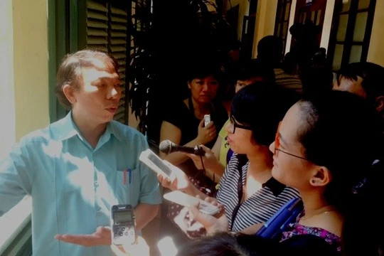 Ông Mai Đức Chính trả lời phỏng vấn các phóng viên sáng 25-8