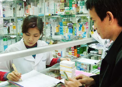 Niêm yết giá thuốc trên trời nhưng vẫn không vi phạm