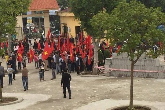 Nhiều học sinh đã nghỉ học để cùng bố mẹ tham gia phản đối dự án xây trung tâm thương mại. Ảnh: Minh Khuê