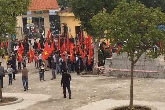 Nhiều học sinh đã nghỉ học để cùng bố mẹ tham gia phản đối dự án xây trung tâm thương mại. Ảnh: Minh Khuê