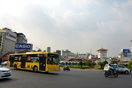 Xe buýt được sơn màu vàng nổi bật, khác biệt với các loại xe buýt khác, do Trung tâm Quản lý và điều hành vận tải hành khách công cộng (thuộc Sở GTVT TPHCM) phối hợp với Công ty Vận tải hàng không miền Nam đưa vào hoạt động phục vụ du khách chặng từ sân b