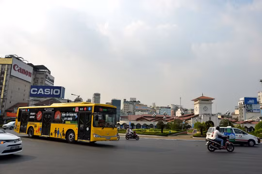 Xe buýt được sơn màu vàng nổi bật, khác biệt với các loại xe buýt khác, do Trung tâm Quản lý và điều hành vận tải hành khách công cộng (thuộc Sở GTVT TPHCM) phối hợp với Công ty Vận tải hàng không miền Nam đưa vào hoạt động phục vụ du khách chặng từ sân b