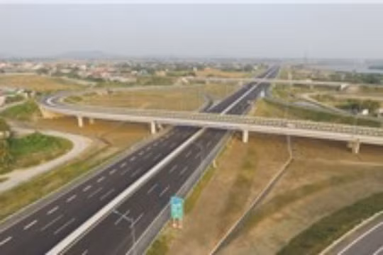 Đường cao tốc Hà Nội- Hải Phòng vắng bóng xe, đặc biệt xe container vì chủ xe sợ phí cao