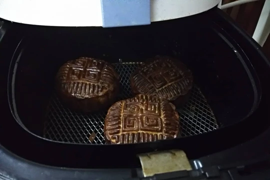 Một loại bánh trung thu không rõ nguồn gốc xuất xứ đang trôi nổi trên thị trường. Ảnh: Lê Mai