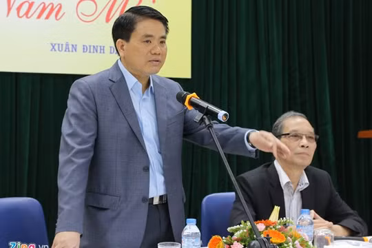 Ông Nguyễn Đức Chung chia sẻ tình trạng sức khỏe với các văn nghệ sĩ Hà Nội. Ảnh: Quang Anh.