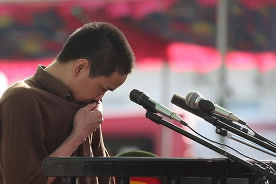 Tin nóng 24h: Nước mắt sát thủ giết 6 người, Xử chai nước giá nửa tỷ, “Cao bồi” Trung Quốc trên biển Đông, Quân Syria thắng lớn