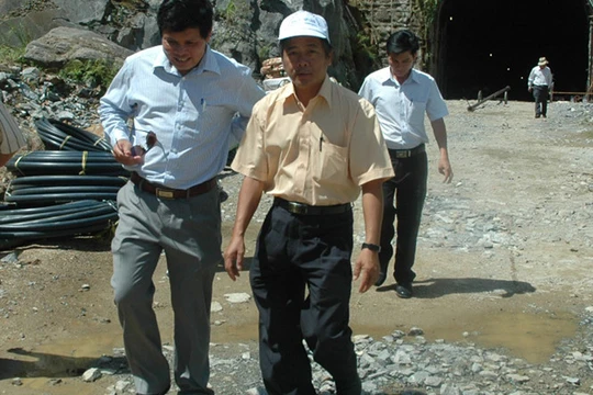 Ông Quý (giữa) kiểm tra công trình thủy điện Thượng Kon Tum ẢNH: VĂN PHƯƠNG