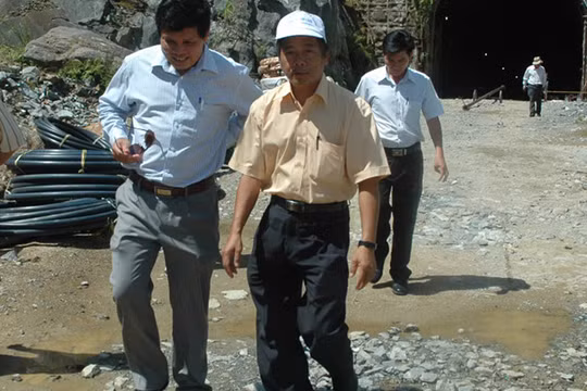 Ông Quý (giữa) kiểm tra công trình thủy điện Thượng Kon Tum ẢNH: VĂN PHƯƠNG