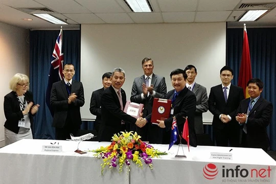 Ngài Đại sứ Australia Hugh Borrowman cùng các quan chức cao cấp của Cục Hàng không dân dụng Việt Nam chứng kiến lễ ký kết hợp đồng thương mại giữa Học Viện Phi Công - Hàng Không Australia (AAPA) và Trung tâm Đào tạo Bay Việt vào ngày 16/12 (Ảnh do Đại sứ 