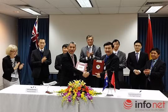 Ngài Đại sứ Australia Hugh Borrowman cùng các quan chức cao cấp của Cục Hàng không dân dụng Việt Nam chứng kiến lễ ký kết hợp đồng thương mại giữa Học Viện Phi Công - Hàng Không Australia (AAPA) và Trung tâm Đào tạo Bay Việt vào ngày 16/12 (Ảnh do Đại sứ 