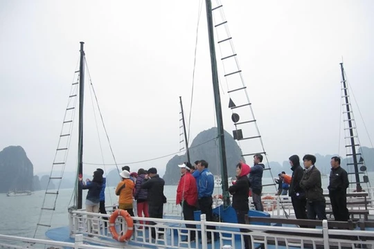 Lên boong dạo ngắm cảnh, chụp ảnh và hít thở không khí trong lành của biển là một trái nghiệm đặc biệt trên vịnh Hạ Long