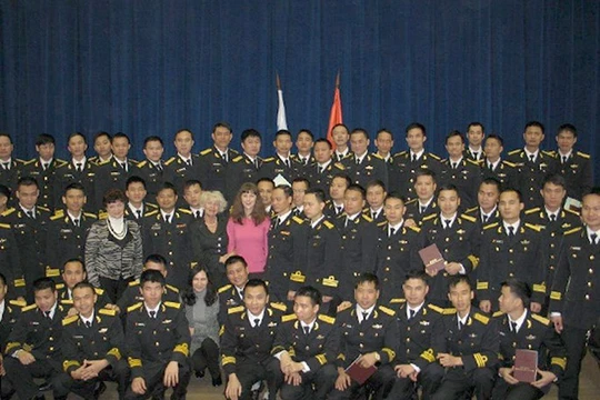 Kíp thủy thủ và sĩ quan tàu ngầm 186 Đà Nẵng chụp ảnh lưu niệm tại buổi lễ tốt nghiệp ở Học viện hải quân tại St. Petersburg, Nga - Ảnh: Bộ Quốc phòng Nga