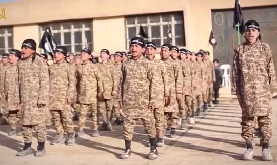 IS huấn luyện chiến binh nhí để bổ sung lực lượng tham gia các cuộc tấn công. Ảnh: Mirror