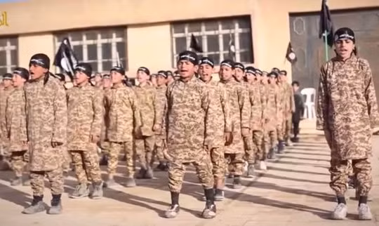 IS huấn luyện chiến binh nhí để bổ sung lực lượng tham gia các cuộc tấn công. Ảnh: Mirror