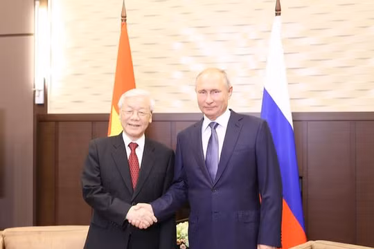 Tổng Bí thư Nguyễn Phú Trọng và Tổng thống Liên bang Nga Vladimir Putin bắt tay sau lễ ký các văn kiện hợp tác giữa hai nước. Ảnh: TTXVN