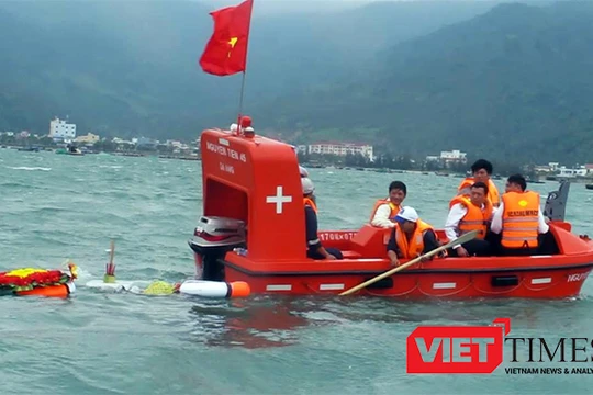 Hoa đăng và vòng hoa được thả xuống biến để tưởng nhớ đến các anh hùng, liệt sĩ đã hy sinh bảo vệ biển đảo tổ quốc