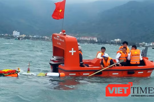 Hoa đăng và vòng hoa được thả xuống biến để tưởng nhớ đến các anh hùng, liệt sĩ đã hy sinh bảo vệ biển đảo tổ quốc