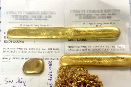 Một số miếng vàng “rởm” đã qua mặt được các chủ cửa hàng vàng bạc - Ảnh: T.K