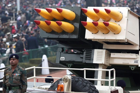 Hệ thống tên lửa phóng hàng loạt Pinaka trong lễ duyệt binh ngày 26.1.2015 ở New Delhi, Ấn Độ - Ảnh: Reuters