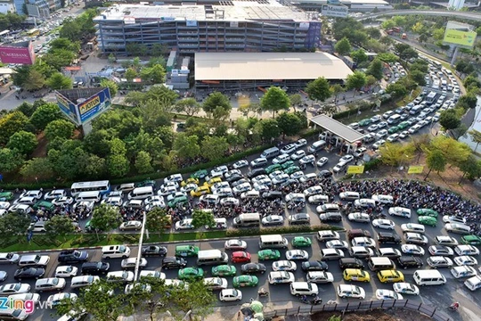 Các tuyến đường gần sân bay Tân Sơn Nhất thường xuyên tắc nghẽn. Ảnh: Lê Quân.