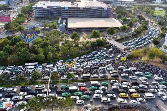 Các tuyến đường gần sân bay Tân Sơn Nhất thường xuyên tắc nghẽn. Ảnh: Lê Quân.