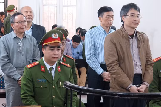 Các bị cáo nghe tòa tuyên án. Ảnh: Vân Thanh - Zing