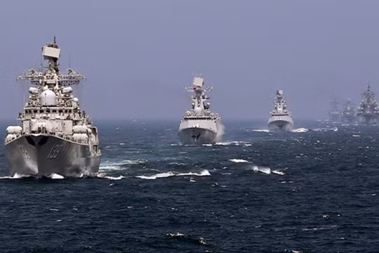 Biên đội tàu chiến của hải quân Trung Quốc trong một cuộc tập trận năm 2014 - Ảnh: Reuters