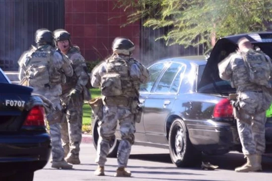 Cảnh sát đang phong tỏa hiện trường. (Ảnh: AP)