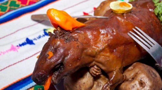 Chuột quay nguyên con trên bàn tiệc