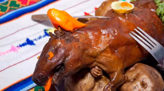 Chuột quay nguyên con trên bàn tiệc