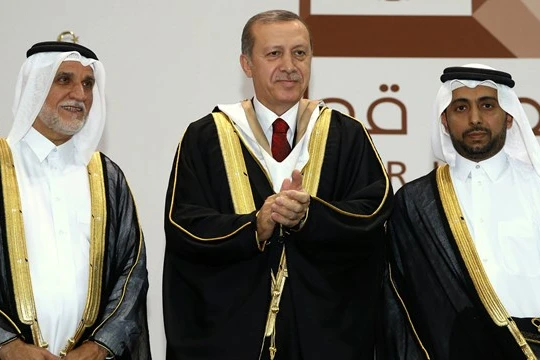 Tổng thống Thổ Nhĩ Kỳ Recep Tayyip Erdogan trong buổi lễ nhận bằng tiến sĩ danh dự của Đại học Qatar vào ngày 2.12