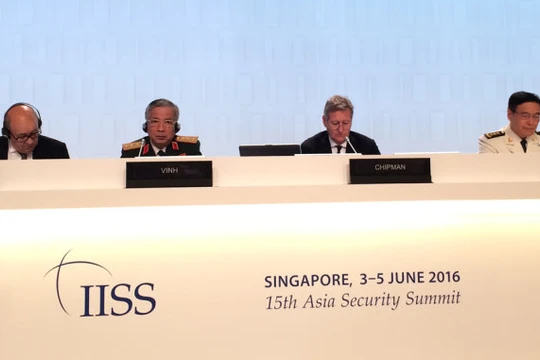 Đô đốc Tôn Kiến Quốc (ngoài cùng bên phải) bao biện về chủ quyền của Trung Quốc tại Đối thoại Shangri-La ở Singapore ngày 5-6 - Ảnh: QUỲNH TRUNG