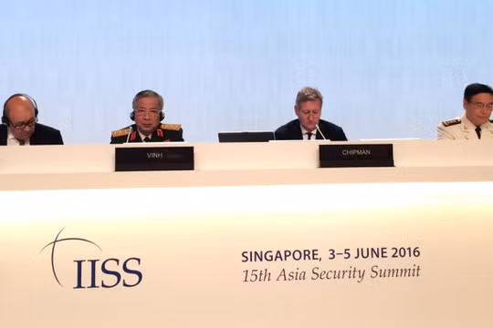 Đô đốc Tôn Kiến Quốc (ngoài cùng bên phải) bao biện về chủ quyền của Trung Quốc tại Đối thoại Shangri-La ở Singapore ngày 5-6 - Ảnh: QUỲNH TRUNG