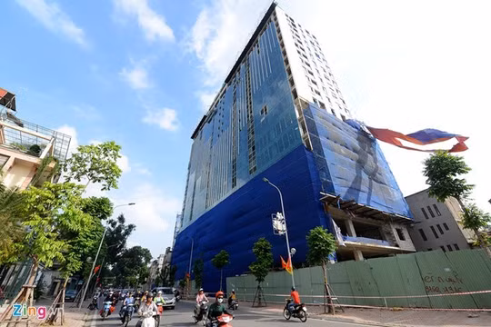 Nhà 8B Lê Trực xây vượt phép 16 mét và hàng nghìn m2 mặt sàn. Ảnh: Anh Tuấn.