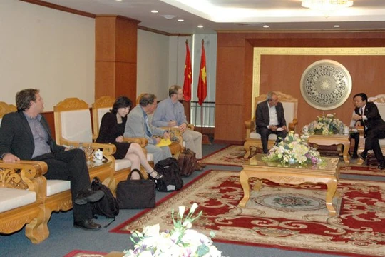 Bộ Tài Nguyên và Môi trường làm việc với các nhà khoa học nước ngoài. Ảnh: Bộ Tài Nguyên và Môi trường