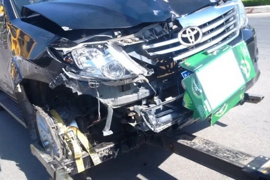 Chiếc xe công vụ bị bung hết lốp xe, chỉ còn niềng sắt nhưng vẫn lao với tốc độ nhanh để bỏ chạy