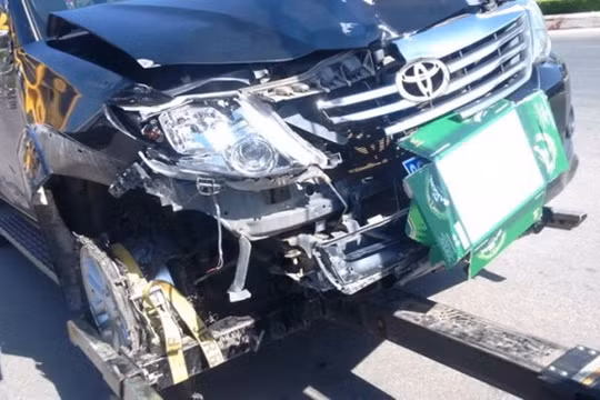 Chiếc xe công vụ bị bung hết lốp xe, chỉ còn niềng sắt nhưng vẫn lao với tốc độ nhanh để bỏ chạy