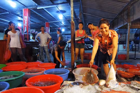 Hải sản sạch phải chờ kiểm nghiệm, hơn 1.000 cán bộ Đà Nẵng sẽ ăn hải sản vào bữa trưa