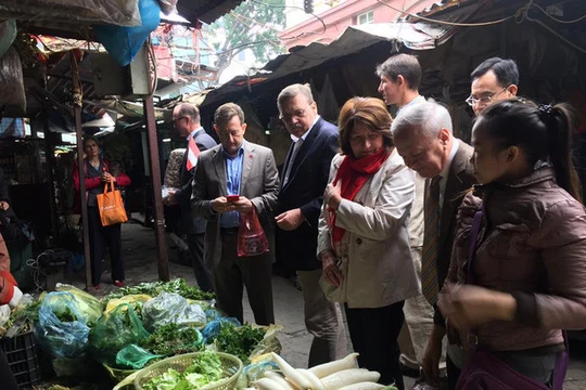 Các Đại sứ châu Âu đi chợ Việt