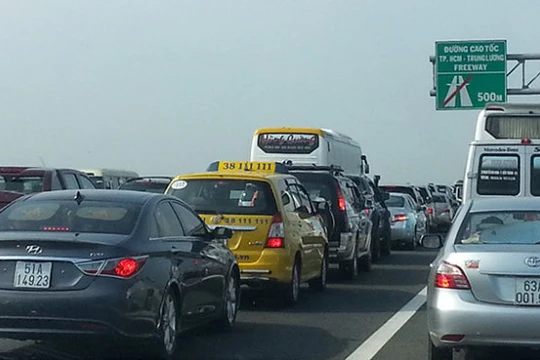 Phí đăng ký xe dưới 10 chỗ không kinh doanh vận tải tăng hơn 5 lần