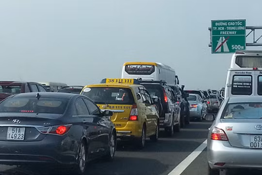 Phí đăng ký xe dưới 10 chỗ không kinh doanh vận tải tăng hơn 5 lần