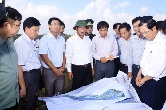 Ông Lê Văn Thành, Bí thư Thành ủy, Chủ tịch UBND thành phố Hải Phòng cùng lãnh đạo doanh nghiệp xây dựng Xuân Trường đi khảo sát thực địa đảo Cái Tráp