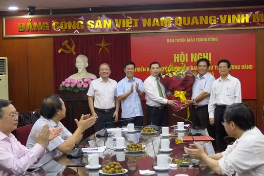 Lãnh đạo Ban Tuyên giáo Trung ương, Ban Tổ chức Trung ương chúc mừng ông Lê Mạnh Hùng. Ảnh: VGP